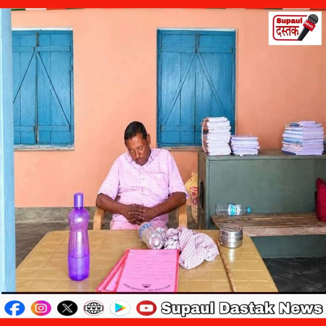 स्कूल में सोते दिखे प्रधानाध्यापक,तस्वीर सोशल मीडिया पर वायरल